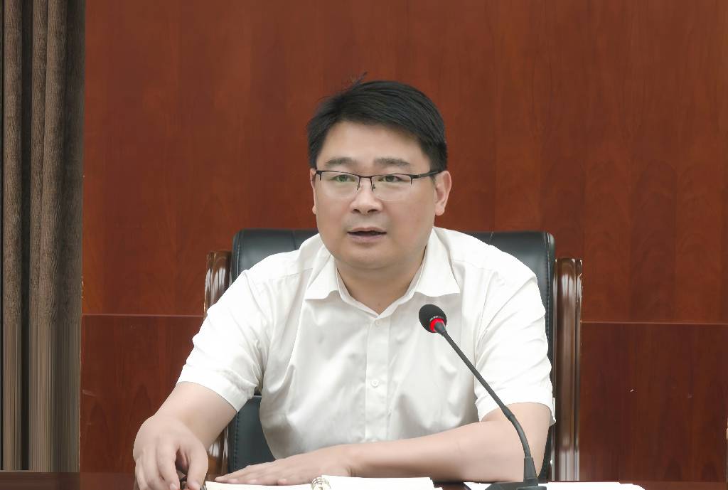徐望主持县委理论学习中心组（扩大）5月份第二期集体学习1.jpg